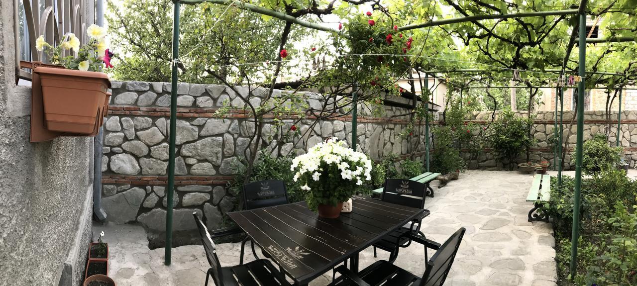 Mari Guest House Telavi Esterno foto